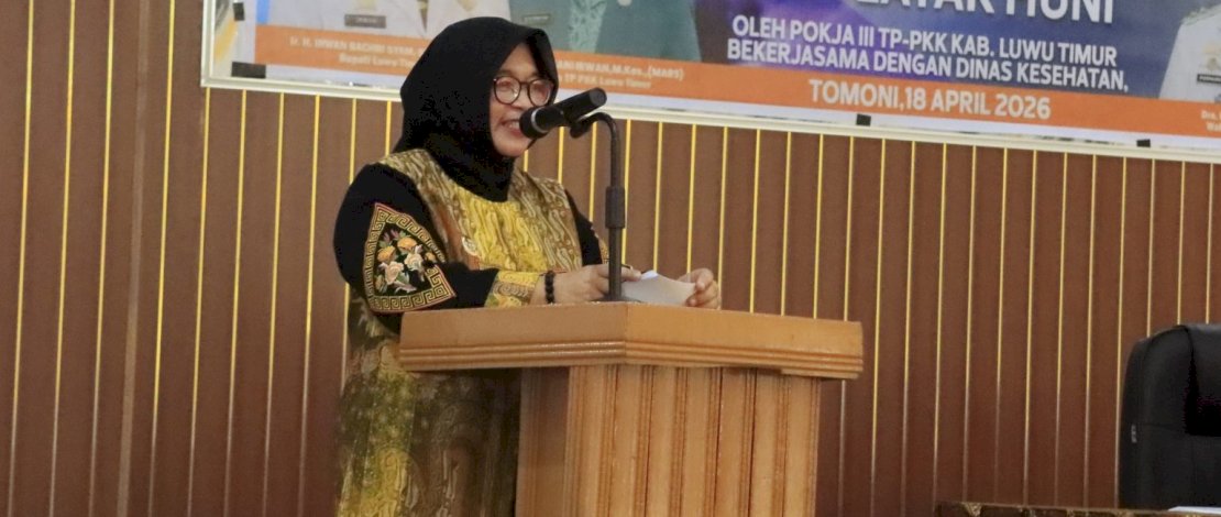 Wabup Puspawati saat membuka Sosialisasi Perumahan Sehat dan Layak Huni, yang diselenggarakan TP PKK Luwu Timur bekerjasama dengan Dinas Kesehatan, serta Dinas Perumahan, Kawasan Permukiman dan Pertanahan (Perkimtan) Luwu Timur, di Aula Hotel Sikumbang, Sabtu, 18 April 2026.