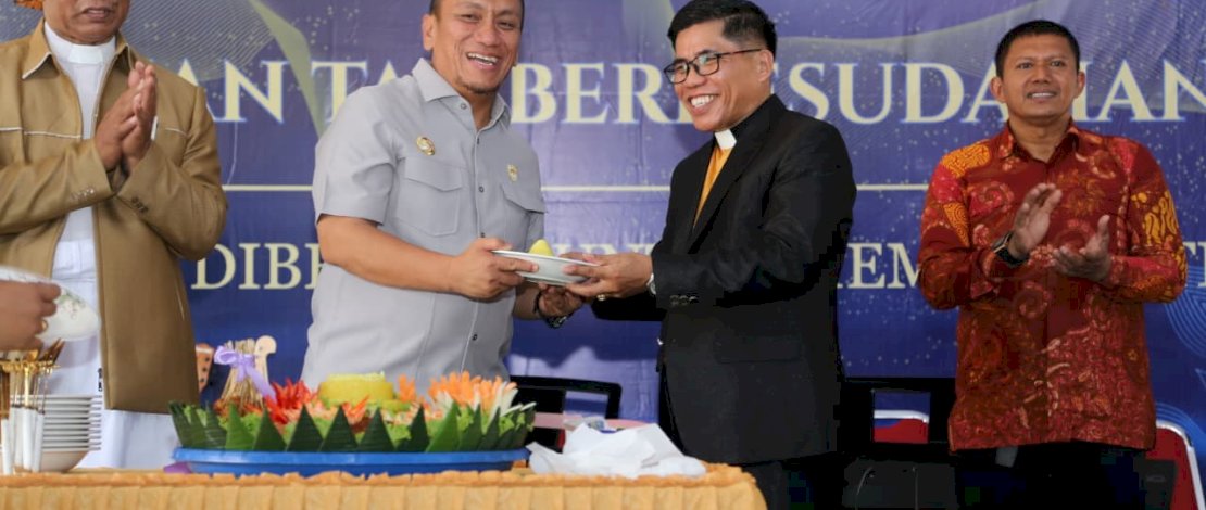 Bupati Luwu Timur, Irwan Bachri Syam, menghadiri peringatan Hari Ulang Tahun Gereja Kibaid Wawondula yang ke-50 tahun, Sabtu, 18 April 2026.