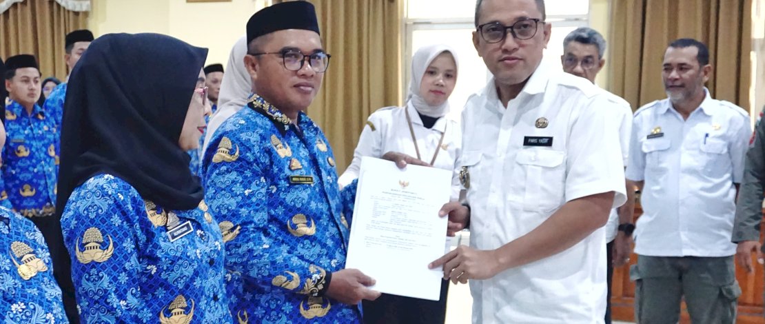 Bupati Jeneponto Paris Yasir melakukan penyerahan Surat Perpanjangan Perjanjian Kerja bagi Pegawai Pemerintah dengan Perjanjian Kerja (PPPK) formasi tahun 2023.