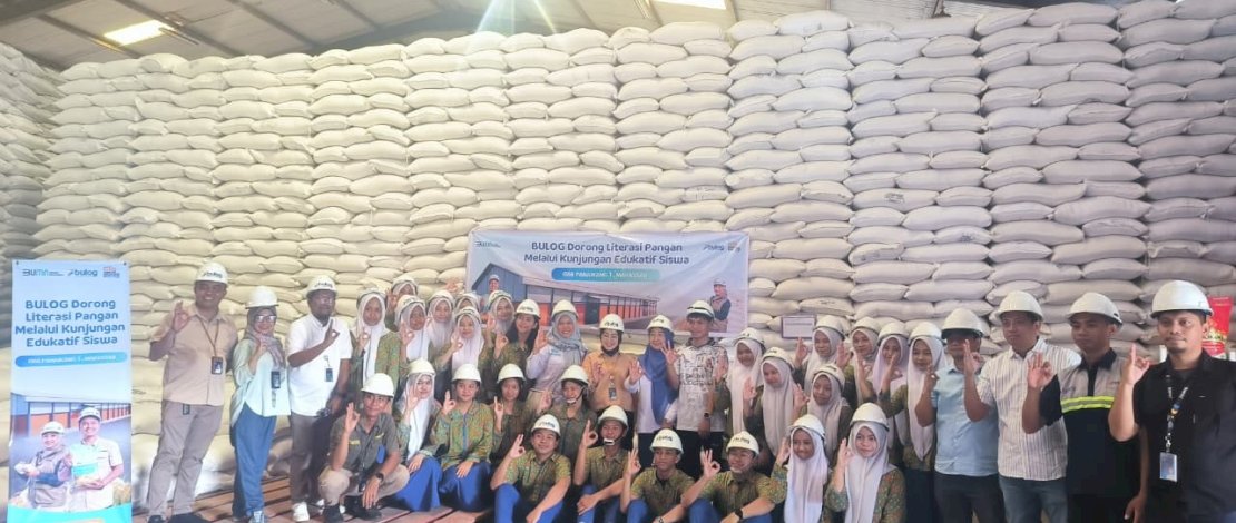 Perum Bulog Kantor Wilayah Sulselbar mengundang pelajar SMAN 2 Makassar untuk memantau langsung ketersediaan stok beras di gudang. 