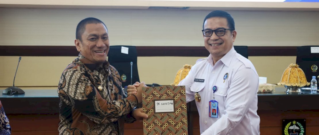 Bupati Luwu Timur, Irwan Bachri Syam menyerahkan Surat Keputusan (SK) Pembentukan Unit Layanan Terpadu (ULT) Pencegahan, Pemberantasan, Penyalahgunaan, dan Peredaran Gelap Narkotika (P4GN), saat menghadiri Rapat Koordinasi (Rakor) Program  P4GN Provinsi Sulsel, yang berlangsung di Ruang Rapat Pimpinan Kantor Gubernur Sulsel, Makassar. 
