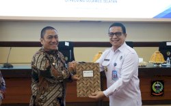 Bentuk Lembaga Anti Narkoba Daerah, Bupati Irwan Serahkan SK Pembentukan ULT P4GN ke BNNP