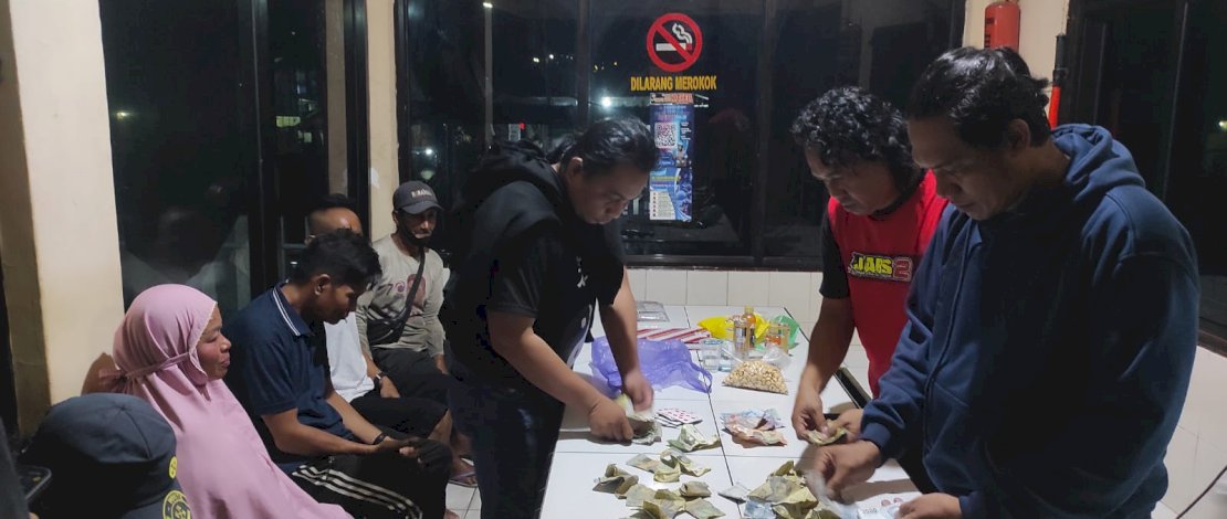 Polisi menggerebek praktik perjudian di kompleks Pasar Sentral Palakka, Kecamatan Tanete Riattang Barat, Kabupaten Bone, pada Kamis malam, 23 April 2026.