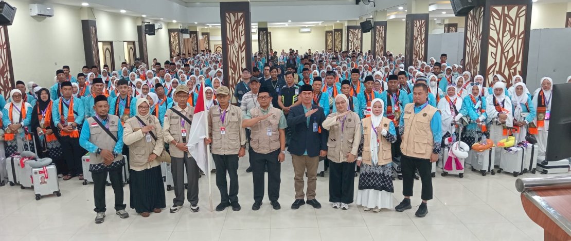Ketua Petugas Penyelenggara Ibadah Haji (PPIH) Embarkasi Makassar 1447 H/2026, Ikbal Ismail, saat melepas jemaah haji asal Kabupaten Pinrang, Minggu, 26 April 2026.