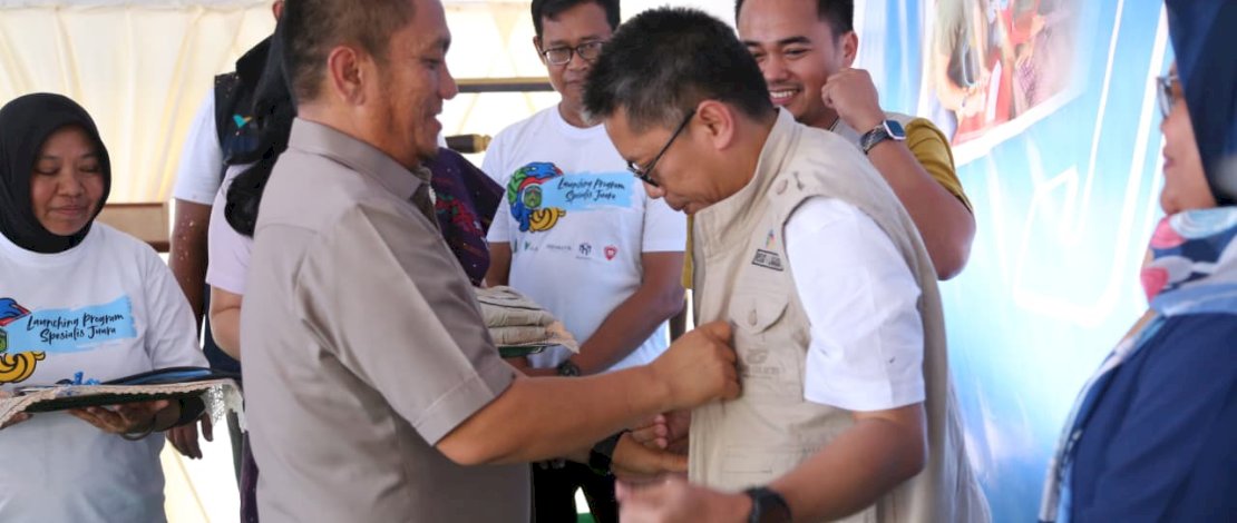 Bupati Luwu Timur Irwan Bachri Syam memakaikan rompi kepada dokter spesialis yang akan bertugas di daerah terpencil, Minggu, 26 April 2026.