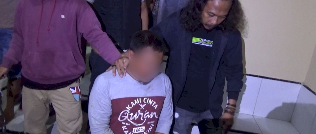 MA, guru pesantren di Kabupaten Bone, menyerahkan diri ke polisi usai menikam seorang pemuda.