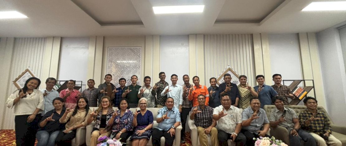 Bupati Irwan Bachri Syam saat menerima audiensi pengurus dan panitia Lembaga Pengembangan Pesparawi Daerah, di Lounge ruang kerja Bupati Luwu Timur, Sabtu, 25 April 2026.