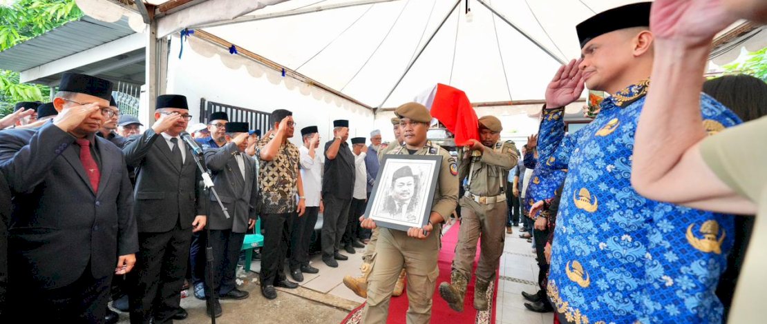 Sekretaris Daerah Provinsi Sulsel, Jufri Rahman, bertindak sebagai pembina upacara pelepasan jenazah almarhum, purnabakti Asisten Administrasi Setda Pemprov Sulsel, Tautoto Tanaranggina Sarongallo.