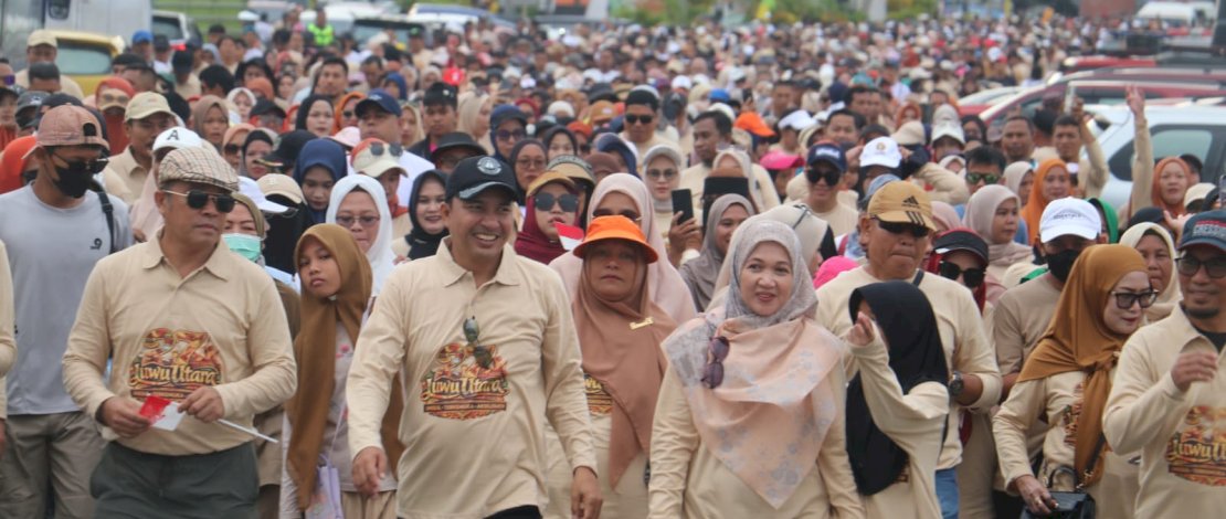 Ribuan warga memadati jalur dua Masamba, Kabupaten Luwu Utara, dalam kegiatan jalan sehat yang digelar untuk memeriahkan Hari Ulang Tahun (HUT) ke-27 daerah tersebut, Minggu (26/4/2026).