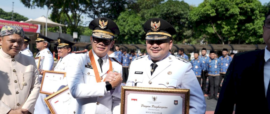 Wakil Menteri Dalam Negeri Bima Arya Sugiarto menyerahkan penghargaan kepada Wali Kota Munafri Arifuddin dalam Upacara Peringatan Hari Otonomi Daerah ke-XXX tahun 2026 yang digelar di Plaza Kemendagri, Senin, 27 April 2026.