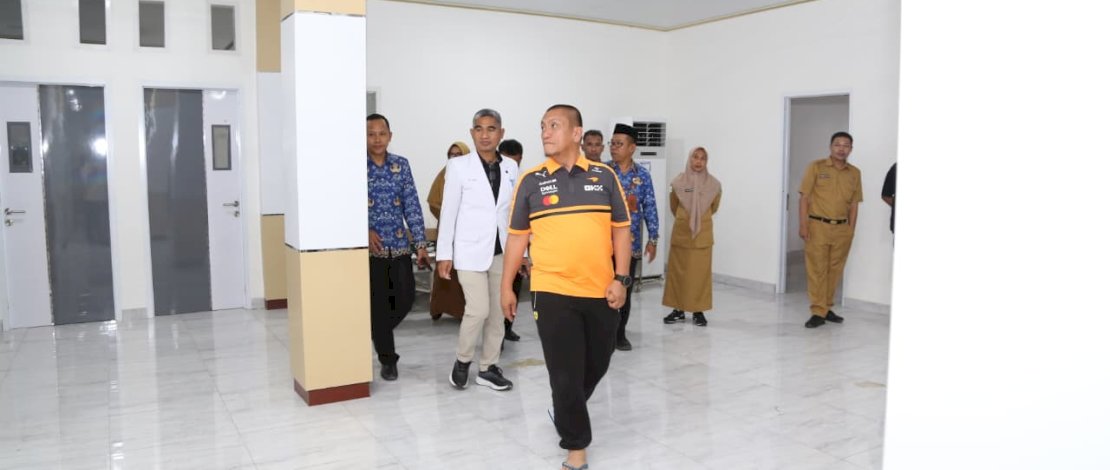 Bupati Luwu Timur, Irwan Bachri Syam, meninjau progres renovasi RSUD I Lagaligo, Senin, 27 April 2026.