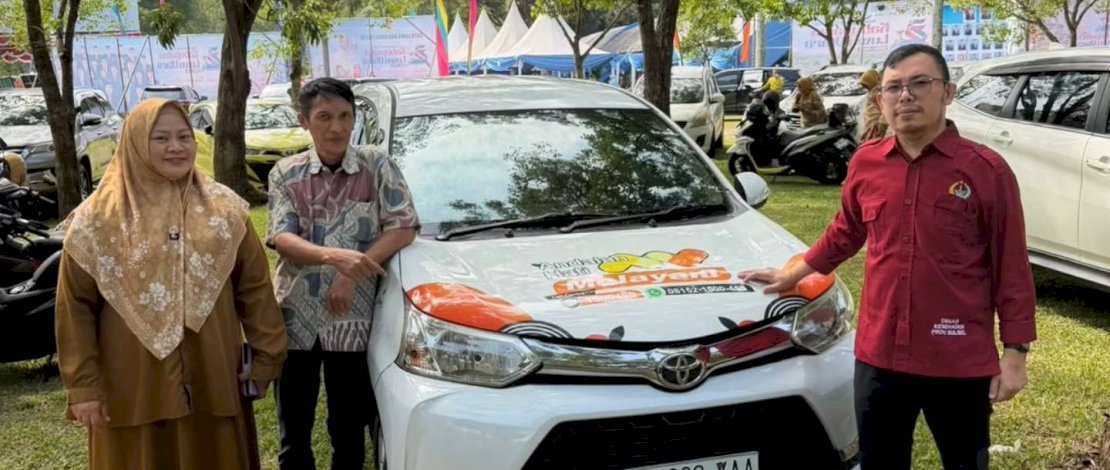 Gubernur Sulsel, Andi Sudirman Sulaiman, menyerahkan satu unit mobil operasional untuk Puskesmas Rongkong, Kabupaten Luwu Utara, sebagai upaya meningkatkan akses layanan kesehatan masyarakat di wilayah pegunungan.