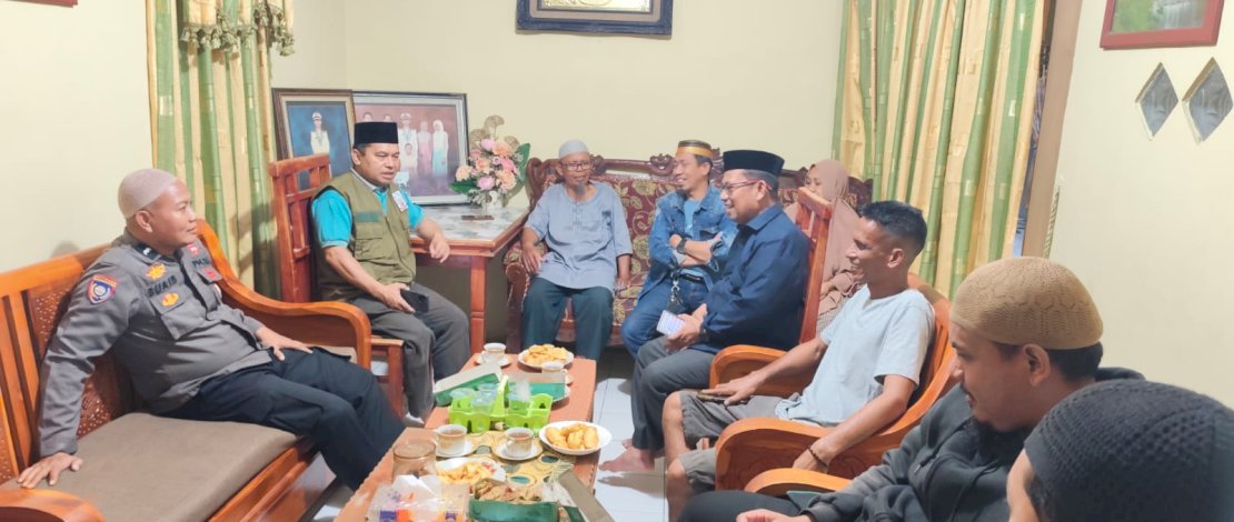 Atas arahan Gubernur Sulsel, Andi Sudirman Sulaiman, Kepala Dinas Ketenagakerjaan dan Transmigrasi Sulsel, Jayadi Nas, mengunjungi rumah keluarga korban di Dusun Moncongloe, Desa Paccellekang, Kecamatan Pattalassang, Kabupaten Gowa, Senin malam, 27 April 2026.

