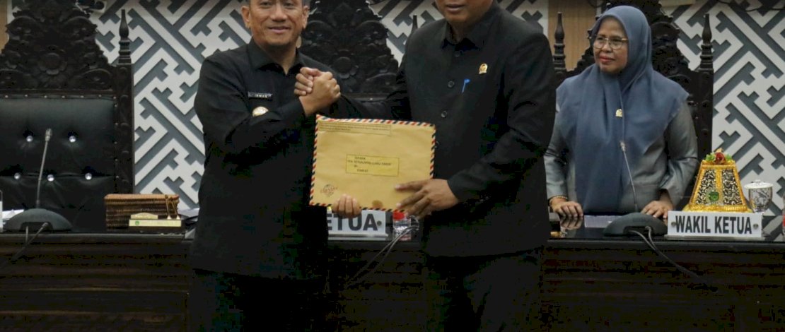 Bupati Luwu Timur, Irwan Bachri Syam, menyerahkan satu buah Ranperda tentang Perubahan Atas Perda Nomor 3 Tahun 2023 kepada Ketua DPRD Luwu Timur, Ober Datte, dalam Rapat Paripurna yang digelar Selasa, 28 April 2026.