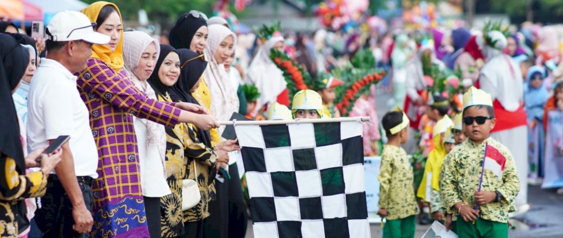 Ketua TP PKK Bantaeng yang juga Bunda PAUD Kabupaten Bantaeng, Gunya Paramasukhaputri, melepas ratusan peserta karnaval PAUD/TK Tingkat Kabupaten Bantaeng, di Lapangan Hitam Pantai Seruni Bantaeng, Rabu, 29 April 2026.