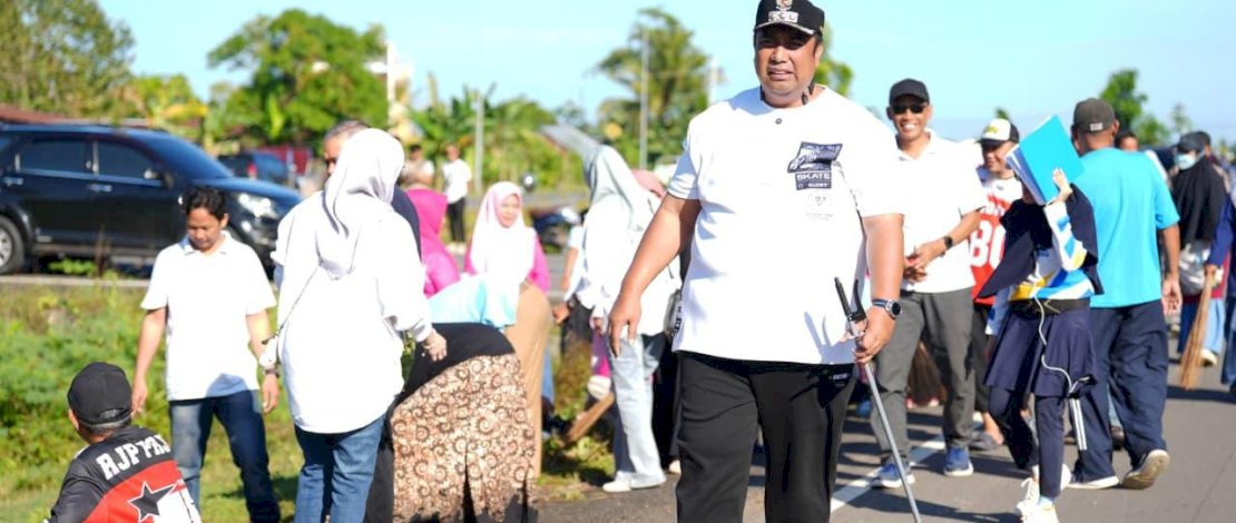Ajak Warga Peduli Lingkungan, Bupati Chaidir Syam Pimpin Aksi Bersih-Bersih di Jalan Baru Mamminasata