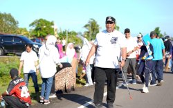 Ajak Warga Peduli Lingkungan, Bupati Chaidir Syam Pimpin Aksi Bersih-Bersih di Jalan Baru Mamminasata