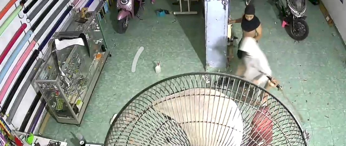 Aksi brutal sekelompok remaja menyerang percetakan di Bone, Rabu dini hari, 29 April 2026.