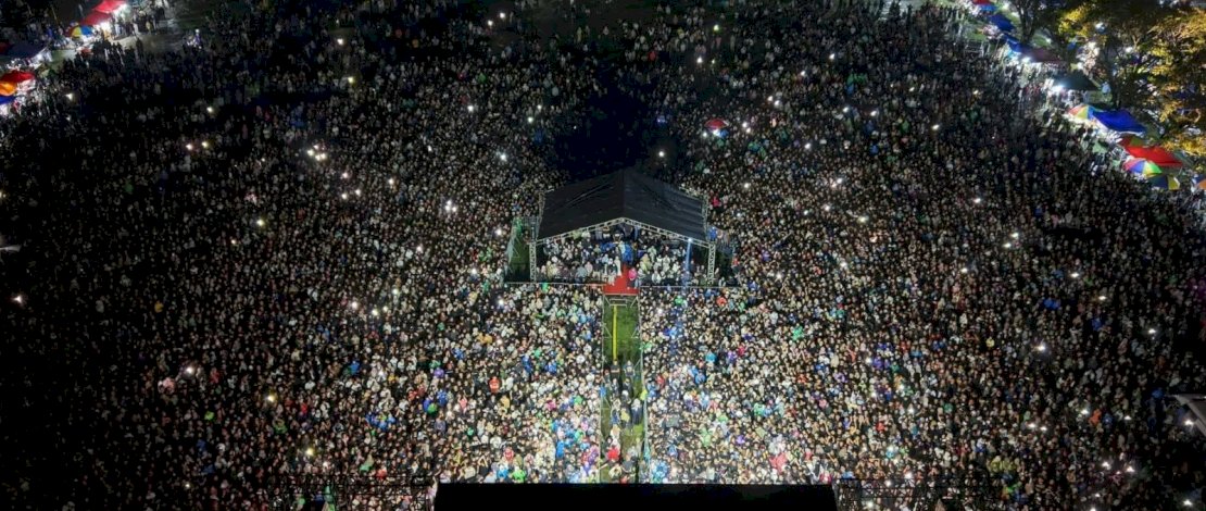 Puluhan Ribu Penonton Bertahan di Tengah Hujan, Kangen Band Tutup HUT Luwu Utara dengan Meriah