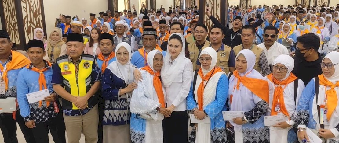 Gubernur Sherly Tjoanda melepas keberangkatan jemaah haji kloter 13 Embarkasi Makassar asal Maluku Utara, di Aula Mina Asrama Haji Sudiang, Kamis, 30 April 2026.