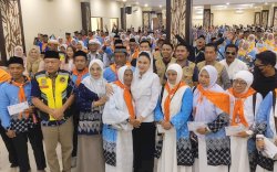 Gubernur Sherly Tjoanda Lepas Jemaah Haji Maluku Utara di Embarkasi Makassar, Beri Uang Saku Rp1,5 Juta