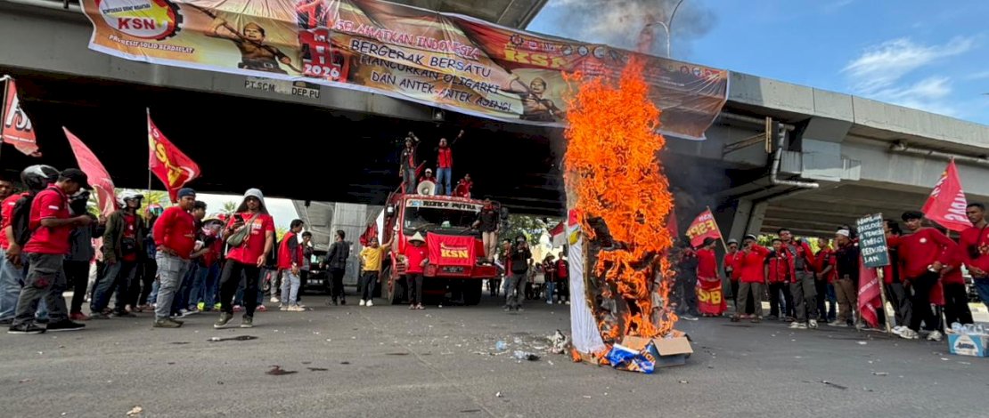 Buruh Makassar Peringati May Day di Fly Over Pettarani, Suarakan Penolakan PHK Sepihak dan Intervensi Asing