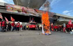 Buruh Makassar Peringati May Day di Fly Over Pettarani, Suarakan Penolakan PHK Sepihak dan Intervensi Asing