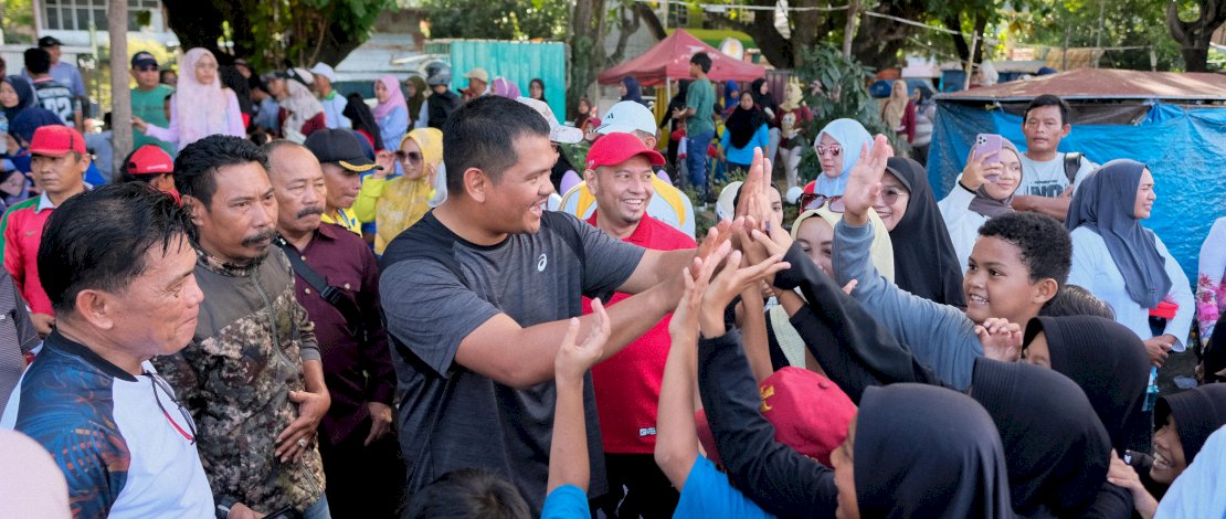 Dinas Pendidikan dan Kebudayaan menggelar kegiatan Jalan Sehat Rukun Sama Teman, yang dipusatkan di Lapangan Hitam Seruni, Jumat, 1 Mei 2026.