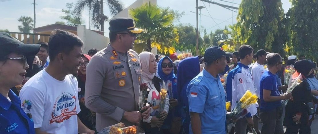 Puluhan buruh yang tergabung dalam Solidaritas Buruh Gowa bersama Polres Gowa membagikan ratusan bunga kepada pengendara di Jalan KH Wahid Hasyim, Kecamatan Somba Opu, Jumat, 1 Mei 2026.
