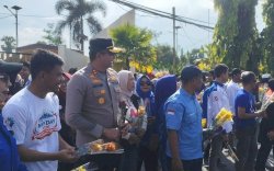 May Day di Gowa, Buruh dan Polisi Bagi Bunga ke Pengendara hingga Gelar Layanan Kesehatan Gratis