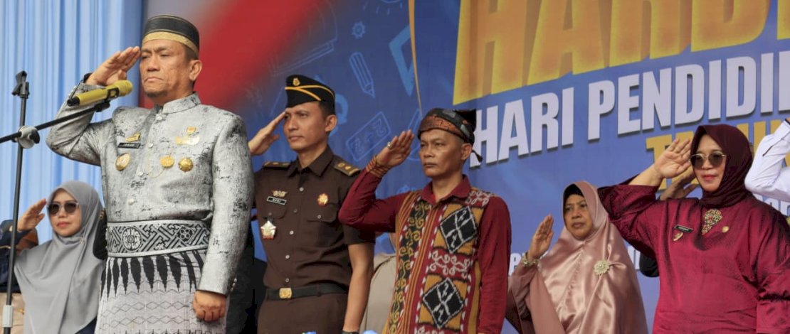 Bupati Luwu Timur, Irwan Bachri Syam, pada upacara Hardiknas yang digelar di Lapangan Gaswo, Kecamatan Wotu, Senin, 4 Mei 2026.
