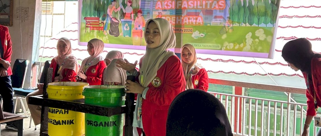 Kegiatan utama dalam Sarana Sehat berfokus pada demonstrasi pembuatan tempat sampah sederhana dari bahan anorganik yang mudah ditemukan di lingkungan sekitar.