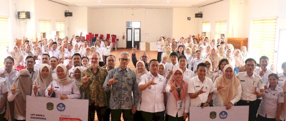 Bupati Luwu Timur, Irwan Bachri Syam, saat acara pengukuhan 30 guru yang lolos seleksi Cambridge English Placement Test dari 100 peserta untuk program Sekolah Berbasis Bahasa Inggris tingkat SD dan SMP, yang berlangsung di Aula Dinas Pendidikan dan Kebudayaan, Rabu, 6 Mei 2026.