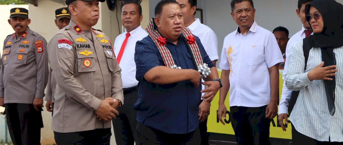 Wakapolres Kepulauan Selayar Kompol Kaharuddin, saat menyambut kedatangan Tim Penilai Internal Zona Integritas (ZI) yang dipimpin AKBP Ika Wastika, dalam rangka penilaian pembangunan Zona Integritas menuju Wilayah Bebas Korupsi (WBK), Kamis, 7 Mei 2026.