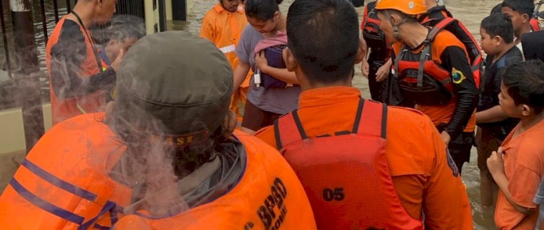 Tim SAR gabungan bersama relawan langsung diterjunkan ke lokasi untuk melakukan evakuasi menggunakan perahu karet.
