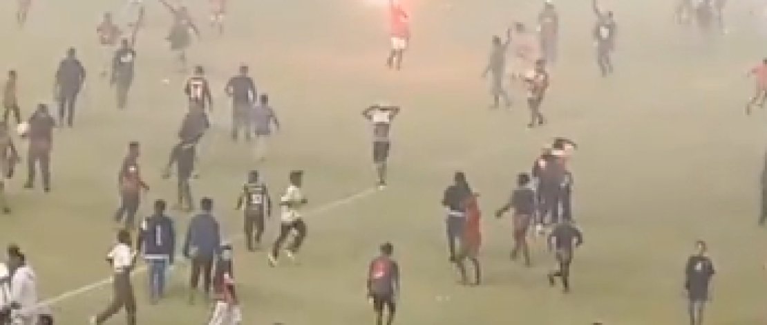 Ricuh! Persipura Gagal Promosi, Fans Mutiara Hitam Turun ke Lapangan