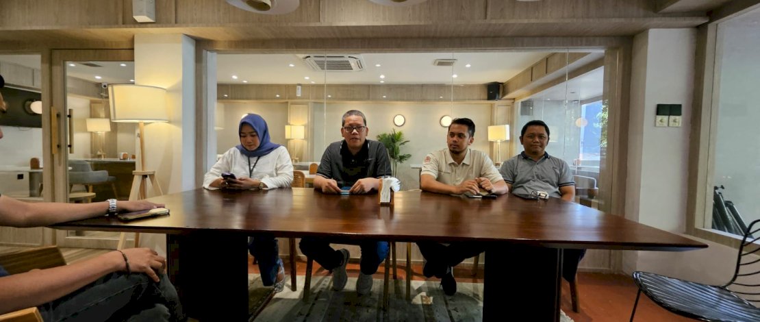 Area Manager Amanda Brownies Sulawesi Papua, Mubarak Azis bersama manajemen lainnya menggelar presconfrence di salah satu cafe, Sabtu (9/5/2026)