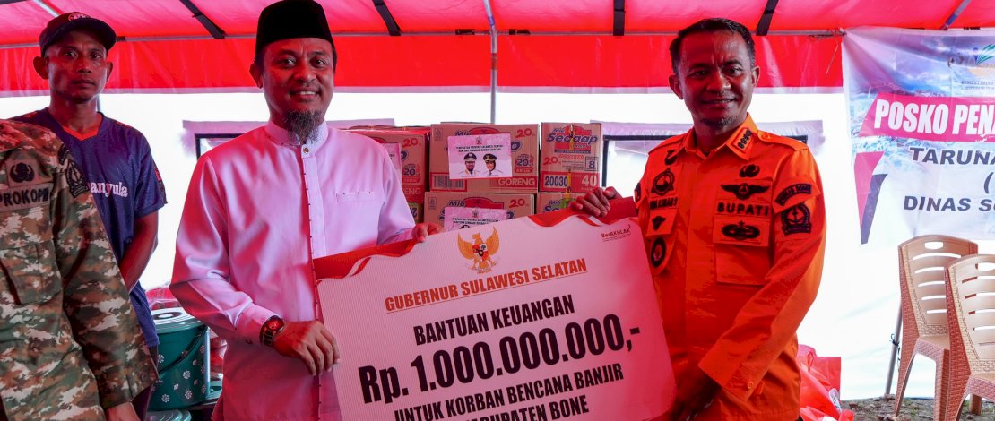 Gubernur Sulsel, Andi Sudirman Sulaiman, meninjau langsung lokasi terdampak banjir di Kabupaten Bone sekaligus menyerahkan bantuan kedaruratan, bantuan sosial 500 paket sembako, dan santunan kepada warga terdampak di Posko Utama Kelurahan Panyula, Sabtu, 9 Mei 2026.

