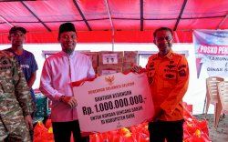 Gubernur Andi Sudirman Turun Langsung Tinjau Lokasi Banjir Bone, Serahkan Bantuan Recovery Rp1 Miliar