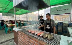 Wujudkan Lingkungan Tertata, Pemerintah Kecamatan Ujung Pandang Fasilitasi Lapak Ikan Bakar yang Lebih Representatif