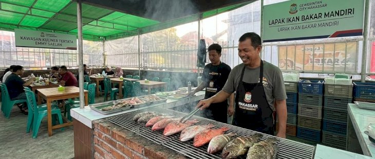 Wujudkan Lingkungan Tertata, Pemerintah Kecamatan Ujung Pandang Fasilitasi Lapak Ikan Bakar yang Lebih Representatif
