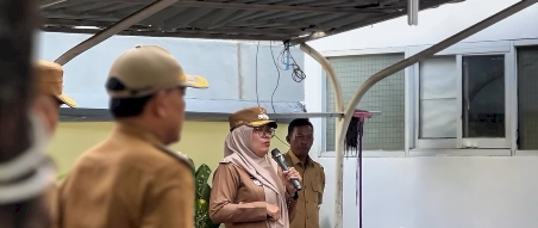 Camat Ujung Pandang, Nanin Sudiar, AP memberikan arahan strategis kepada seluruh jajaran mengenai pentingnya integritas dan inovasi lingkungan.Dalam apel pagi yang digelar di halaman Kantor Camat Ujung Pandang pada Senin (13/04/2026)