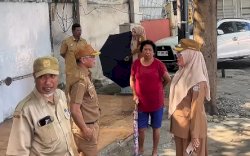 Cegah Genangan dan Tata Kawasan, Pemerintah Kecamatan Ujung Pandang Tertibkan Lapak di Atas Drainase