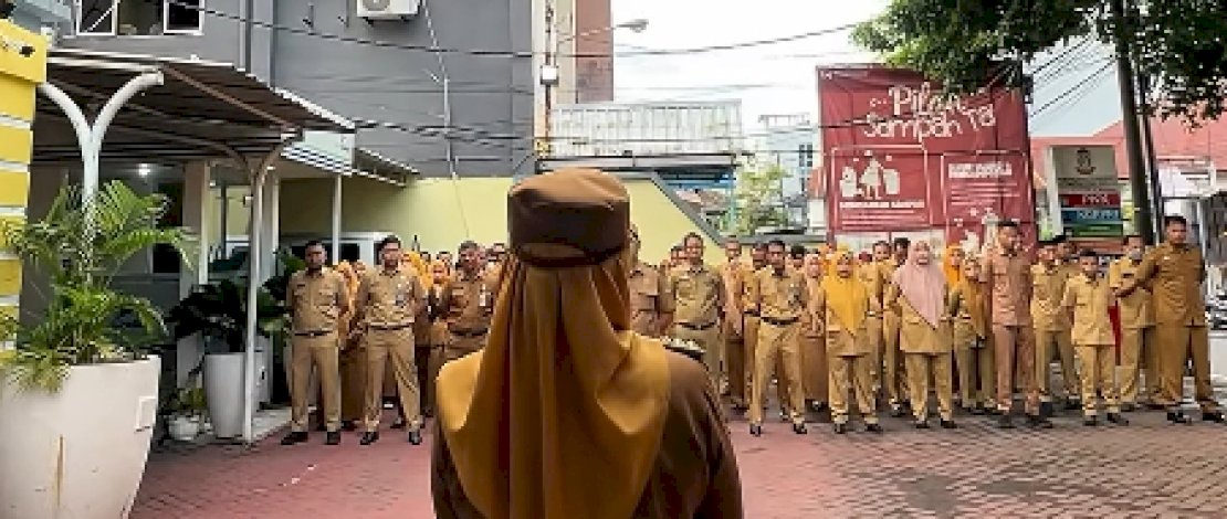 Camat Ujung Pandang, Nanin Sudiar, AP, saat memimpin apel pagi rutin yang digelar di halaman Kantor Camat Ujung Pandang, Senin (11/05).