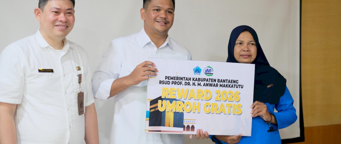 Bupati Bantaeng menyerahkan penghargaan undian Paket Umroh kepada pegawai RSUD Prof. Anwar Makkatutu.