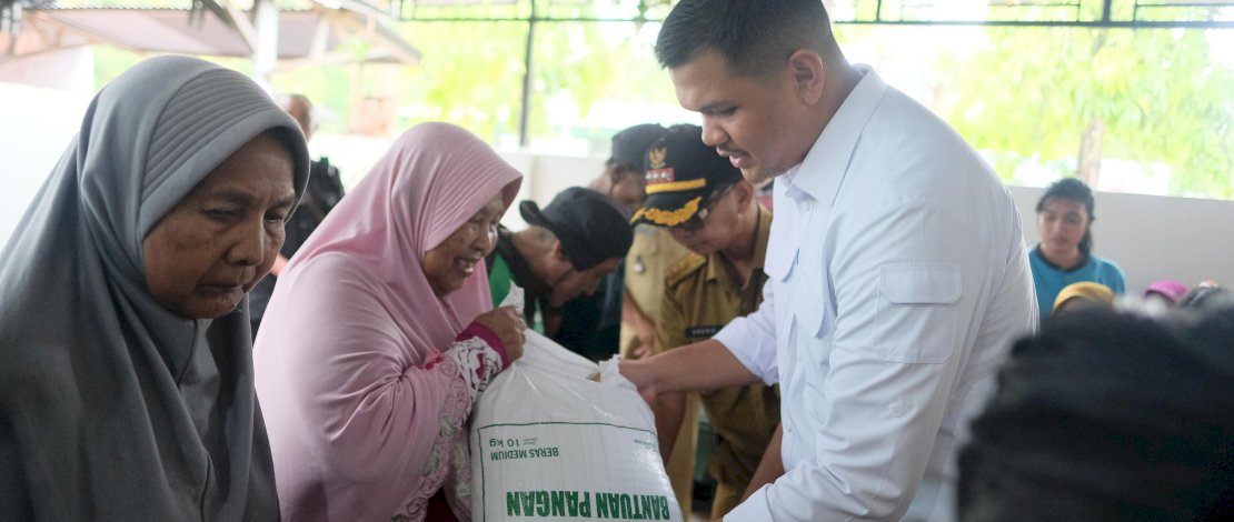 Penyaluran bantuan dari Bulog secara simbolis digelar&nbsp;&nbsp;di Kantor Kelurahan Pallantikang, Kecamatan Bantaeng, Selasa, 12 Mei 2026.