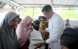 Bupati Bantaeng Salurkan Bantuan Beras dan Minyak Goreng untuk 31.654 Warga