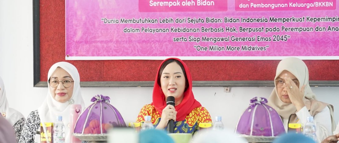 Ketua Tim Penggerak PKK Kabupaten Bantaeng, Gunya Paramasukhaputri, membuka kegiatan Bakti Sosial Pelayanan KB Serentak yang digelar di Puskesmas Kassi-Kassi, Desa Nipa-Nipa, Kecamatan Pa&rsquo;jukukang, Rabu, 13 Mei 2026.