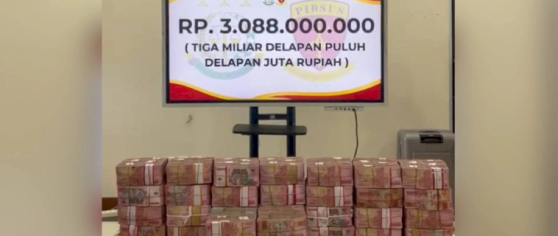 Barang bukti uang Rp3,088 miliar yang dikembalikan tersangka RM kepada penyidik Kejati Sulsel dalam kasus dugaan korupsi pengadaan bibit nanas Rp60 miliar Tahun Anggaran 2024. (Kejati Sulsel)