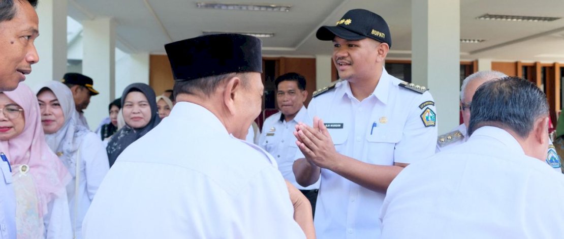 Pemerintah Kabupaten Bantaeng menggelar apel gabungan yang dirangkaikan dengan kegiatan Halal Bihalal pasca libur Hari Raya Idulfitri 1447 Hijriah, yang berlangsung di Halaman Kantor Bupati Bantaeng, Rabu, 1 April 2026.
